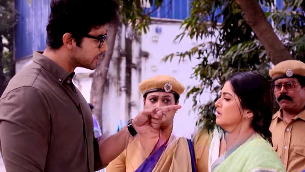 Kon Gopone Mon Bheseche serial aniket accuse shyamoli