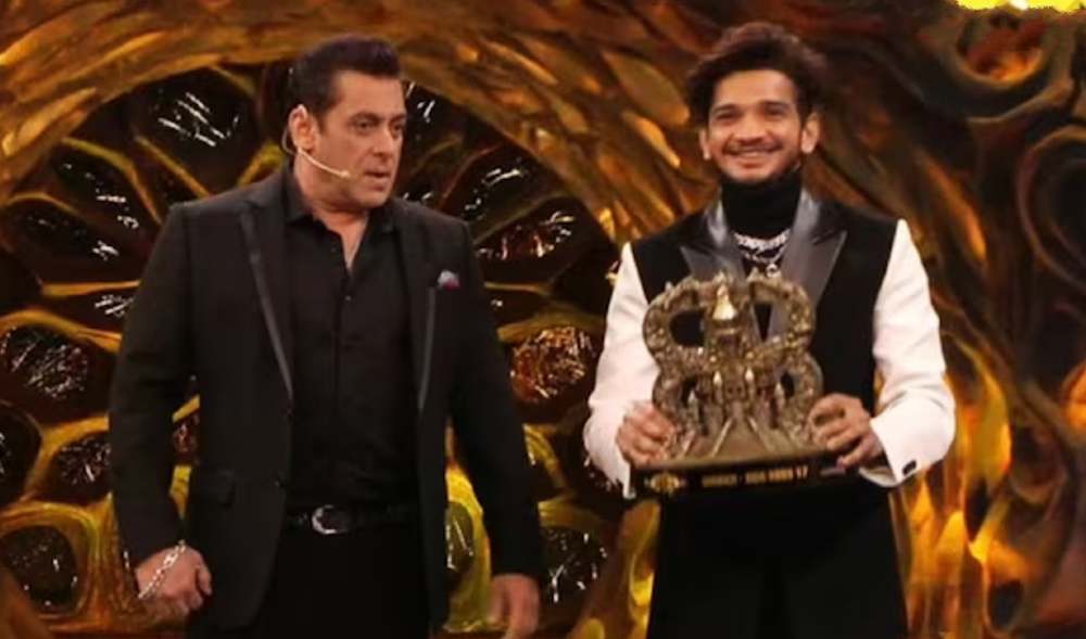 Munawar Faruqui Wins Big Boss Season 17 Takes Trophy from Salman Khan