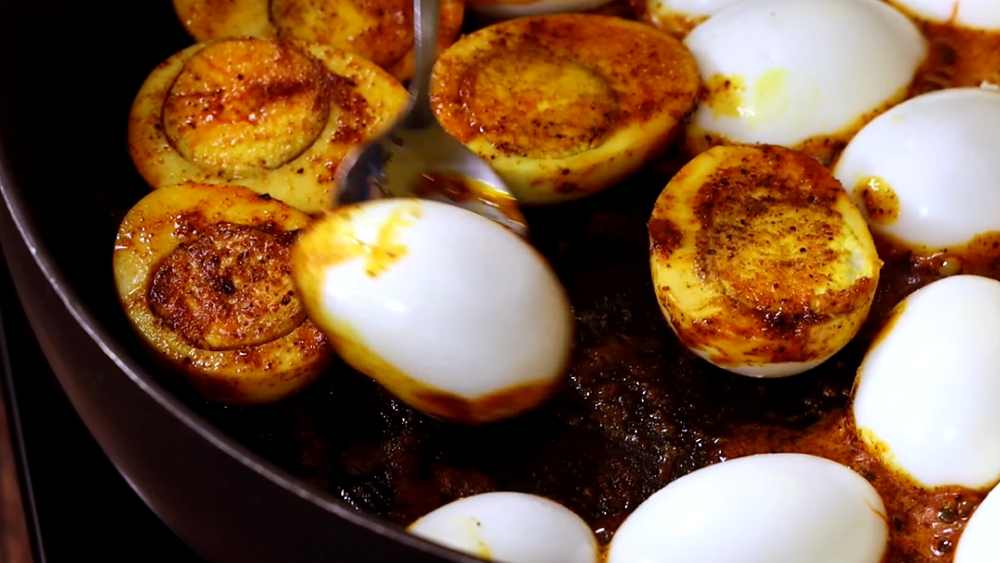 Recipe of Roasted Egg Mashala Curry